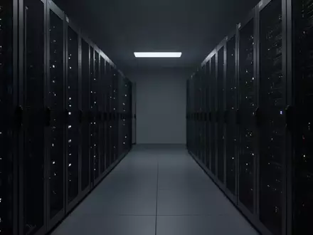 Dunkler, minimalistischer Serverraum mit schmalen, unbeschrifteten Serverschränken in einer sterilen Umgebung. - Foto: über boerse-global.de