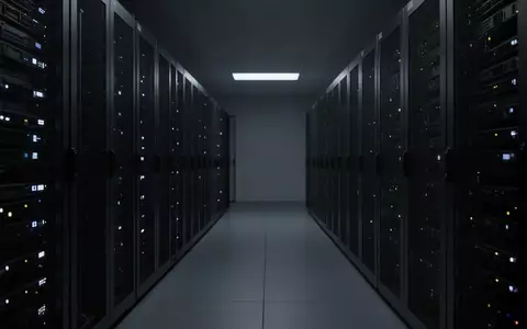 Dunkler, minimalistischer Serverraum mit schmalen, unbeschrifteten Serverschränken in einer sterilen Umgebung. - Foto: über boerse-global.de