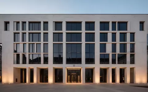 Moderne Fassade eines Wiener Magistratsgebäudes in der Dämmerung mit symmetrischer Architektur. - Foto: über boerse-global.de