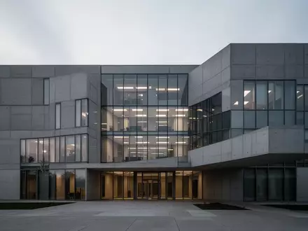 Moderne architektonische Fassade eines Bürogebäudes bei Dämmerung als Symbol für regulatorische Rahmenbedingungen. - Foto: über boerse-global.de
