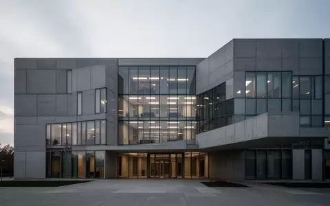 Moderne architektonische Fassade eines Bürogebäudes bei Dämmerung als Symbol für regulatorische Rahmenbedingungen. - Foto: über boerse-global.de