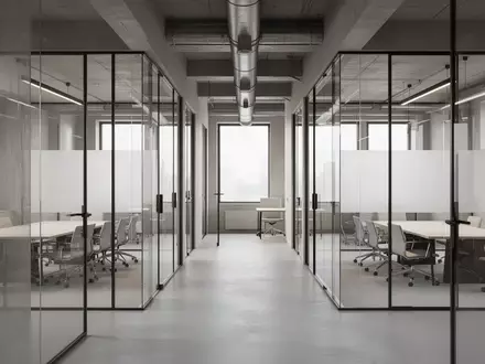 Ein minimalistisch gestalteter, leerer Büroraum mit Glaswänden und neutralem Interieur bei Tageslicht. - Foto: über boerse-global.de