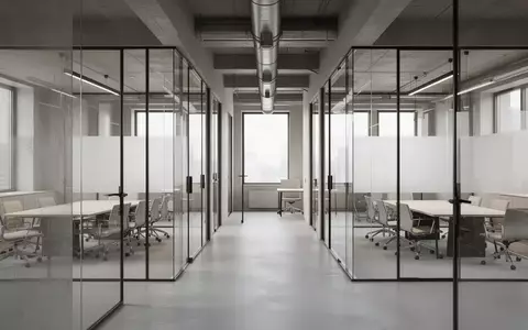 Ein minimalistisch gestalteter, leerer Büroraum mit Glaswänden und neutralem Interieur bei Tageslicht. - Foto: über boerse-global.de