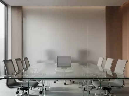 Ein moderner, heller Konferenzraum mit einem leeren Tisch in einer professionellen Büroumgebung. - Foto: über boerse-global.de