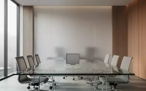Ein moderner, heller Konferenzraum mit einem leeren Tisch in einer professionellen Büroumgebung. - Foto: über boerse-global.de