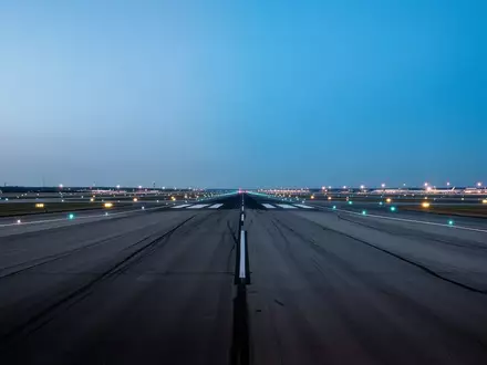 Weitläufiges, leeres Rollfeld eines Verkehrsflughafens in der Abenddämmerung ohne Personen oder Fahrzeuge. - Foto: über boerse-global.de