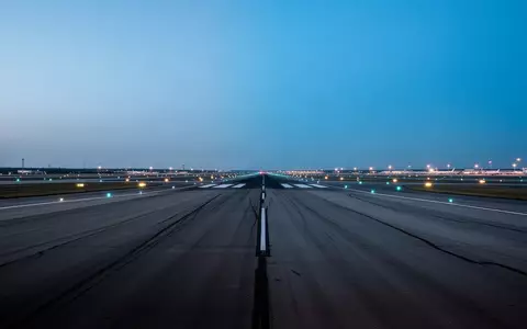 Weitläufiges, leeres Rollfeld eines Verkehrsflughafens in der Abenddämmerung ohne Personen oder Fahrzeuge. - Foto: über boerse-global.de