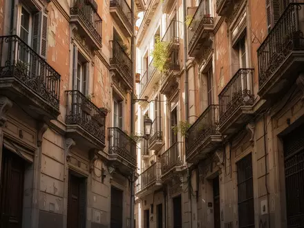 Fassade eines traditionellen Wohnhauses in Madrid mit verzierten Balkonen bei sonnigem Licht. - Foto: über boerse-global.de