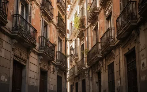 Fassade eines traditionellen Wohnhauses in Madrid mit verzierten Balkonen bei sonnigem Licht. - Foto: über boerse-global.de