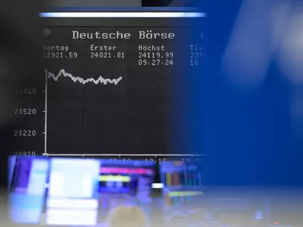 Weil es bei der gesetzlichen Rente eng wird, sollen die Menschen selbst über die Börse fürs Alter vorsorgen. (Symbolbild) - Foto: Hannes P. Albert/dpa