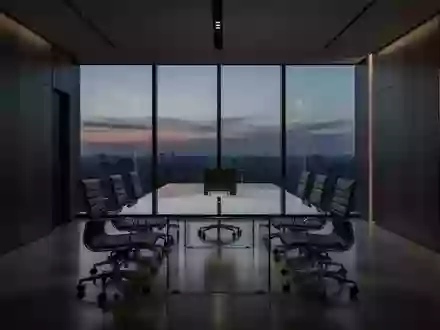 Modernes, schlichtes Bürointerieur im Dämmerlicht mit einem Konferenztisch und ergonomischen Stühlen. - Foto: über boerse-global.de