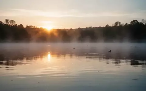 Symbolbild: ruhiger See bei Sonnenaufgang - Foto: über boerse-global.de