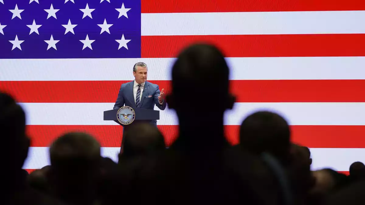 Hegseths verteidigt vor Militärs bereits erfolgte Veränderungen - und kündigt weitere an.  - Bild: Alex Wong/Pool Getty Images North America/AP/dpa