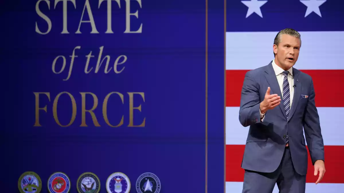 «Die ideologischen Clowns sind raus. Die patriotischen Cowboys sind drin» - sagt Hegseth über die Veränderungen im US-Militär.  - Bild: Alex Wong/Pool Getty Images North America/AP/dpa