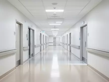 Ein heller, steriler Krankenhausflur mit glänzendem Boden und weißen Wänden in einer klinischen Umgebung. - Foto: über boerse-global.de