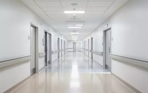 Ein heller, steriler Krankenhausflur mit glänzendem Boden und weißen Wänden in einer klinischen Umgebung. - Foto: über boerse-global.de
