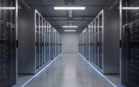 Minimalistische, moderne Serverraum-Architektur mit geordneten Schaltschränken und kühler Beleuchtung. - Foto: über boerse-global.de