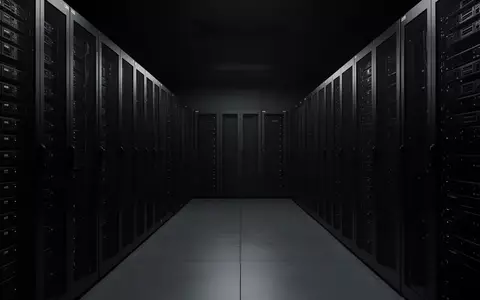 Dunkler, minimalistischer Serverraum mit unbeleuchteten Server-Racks in einer sachlichen, professionellen Aufnahme. - Foto: über boerse-global.de