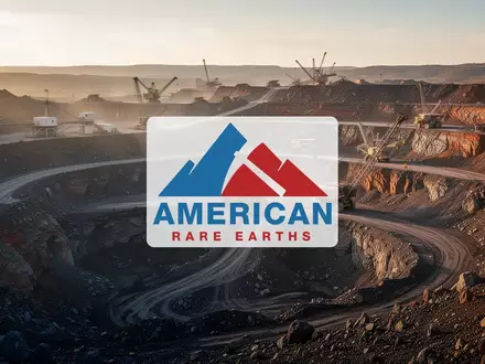 Moderne Bergbaulandschaft mit rohen Mineralvorkommen in einer weitläufigen, atmosphärischen Umgebung bei Sonnenuntergang. - Foto: über boerse-global.de