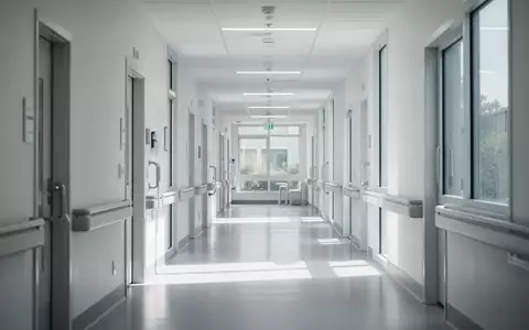 Moderner, heller Flur einer medizinischen Rehabilitationseinrichtung mit minimalistischer Architektur. - Foto: über boerse-global.de