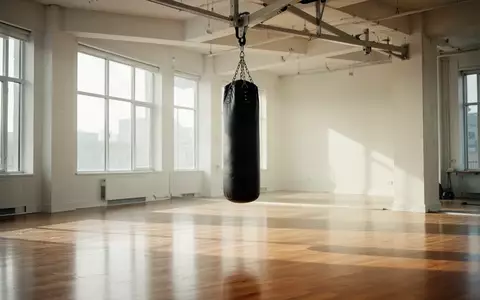 Ein heller, minimalistischer Trainingsraum mit einem Boxsack an der Decke und natürlichem Lichteinfall. - Foto: über boerse-global.de
