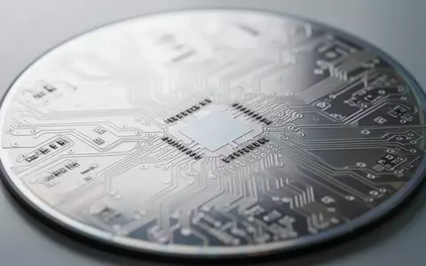 Detailaufnahme einer Silizium-Wafer-Oberfläche mit komplexen Mikrochip-Strukturen unter neutralem Laborlicht. - Foto: über boerse-global.de