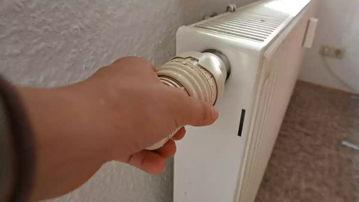 Wie können Mehrfamilienhäuser kostengünstig und umweltfreundlich beheizt werden? Der Energiedienstleister Techem sieht bei einer bestimmten Technik viele Vorteile. (Symbolbild) - Bild: Elisa Schu/dpa