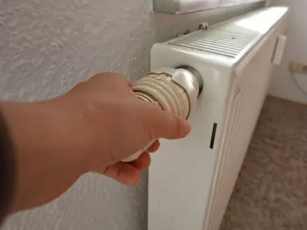 Wie können Mehrfamilienhäuser kostengünstig und umweltfreundlich beheizt werden? Der Energiedienstleister Techem sieht bei einer bestimmten Technik viele Vorteile. (Symbolbild) - Foto: Elisa Schu/dpa