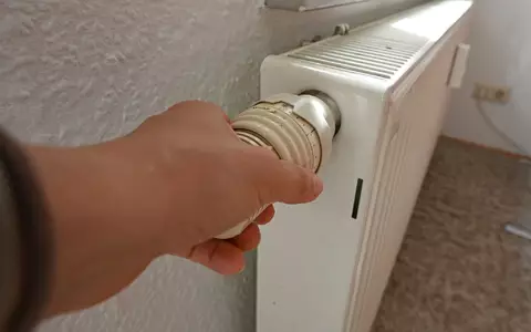 Wie können Mehrfamilienhäuser kostengünstig und umweltfreundlich beheizt werden? Der Energiedienstleister Techem sieht bei einer bestimmten Technik viele Vorteile. (Symbolbild) - Foto: Elisa Schu/dpa