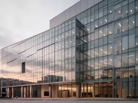 Moderne Glasfassade eines Bürogebäudes in der Dämmerung ohne sichtbare Schriftzüge oder Personen. - Foto: über boerse-global.de