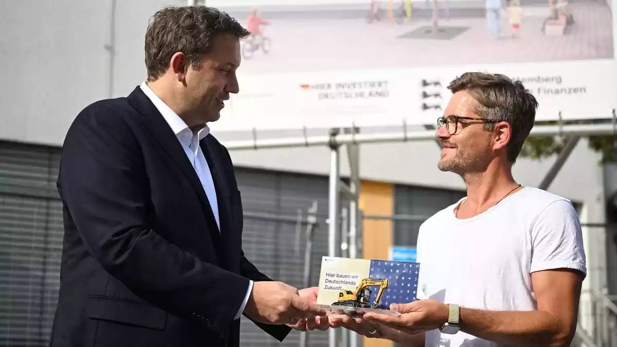 Zigmal hat Klingbeil gesagt: «Die Bagger müssen rollen» - jetzt überreicht er Bagger auf Baustellen. (Archivbild) - Bild: Marijan Murat/dpa