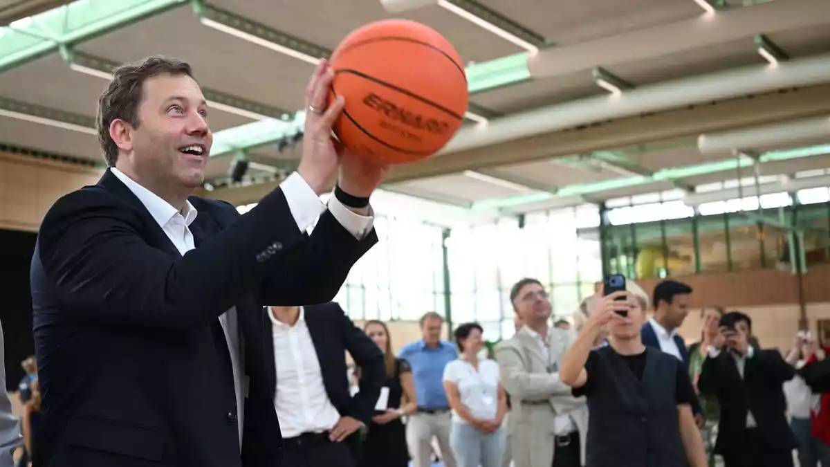 Klingbeil besucht eine Sporthalle, die mit Bundesgeld saniert wird. (Archivbild) - Bild: Marijan Murat/dpa
