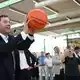 Klingbeil besucht eine Sporthalle, die mit Bundesgeld saniert wird. (Archivbild) - Bild: Marijan Murat/dpa
