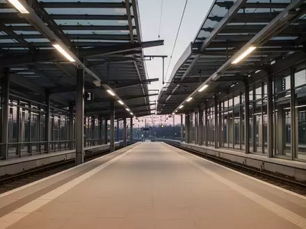 Ein leerer, modern gestalteter Bahnsteig in der Dämmerung mit architektonischen Linien aus Stahl und Glas. - Foto: über boerse-global.de