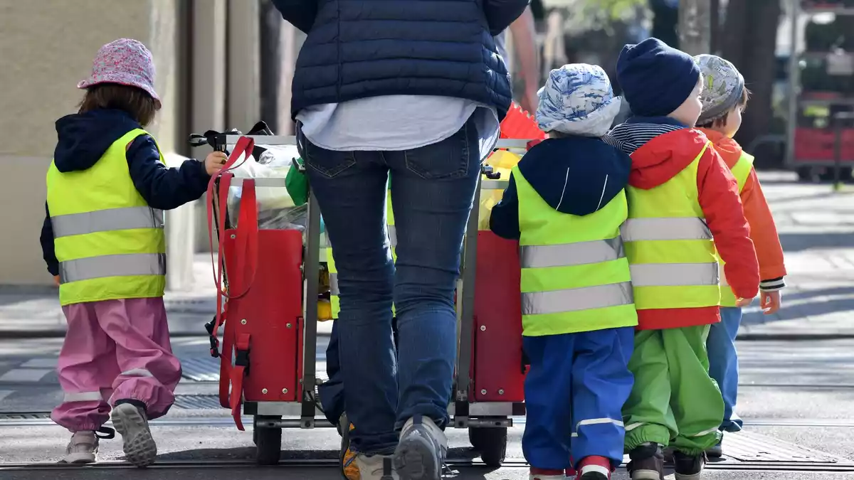 Drei- und Vierjährige legen weit mehr Schritte pro Tag zurück, als Erwachsene meinen. (Symbolbild) - Bild: Peter Kneffel/dpa