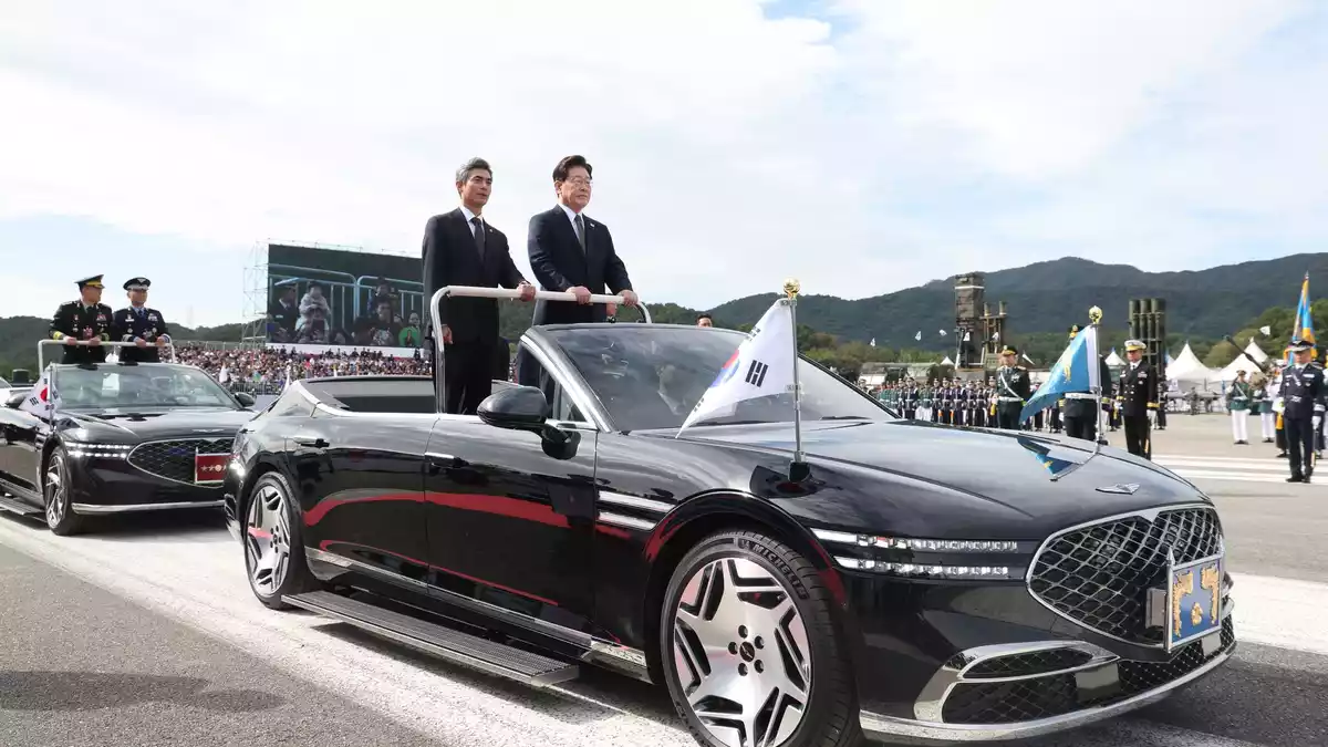 Südkoreas Präsident Lee Jae Myung (r) nimmt neben Verteidigungsminister Kang Shin Chul  an einer Truppenparade in der Militärbasis Gyeryongdae teil. - Bild: Uncredited/YNA/dpa