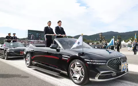 Südkoreas Präsident Lee Jae Myung (r) nimmt neben Verteidigungsminister Kang Shin Chul  an einer Truppenparade in der Militärbasis Gyeryongdae teil. - Foto: Uncredited/YNA/dpa