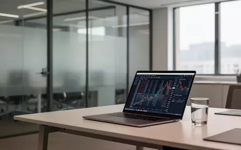 Ein moderner, heller Büroarbeitsplatz mit Laptop und Glas Wasser in einer professionellen Finanzumgebung. - Foto: über boerse-global.de