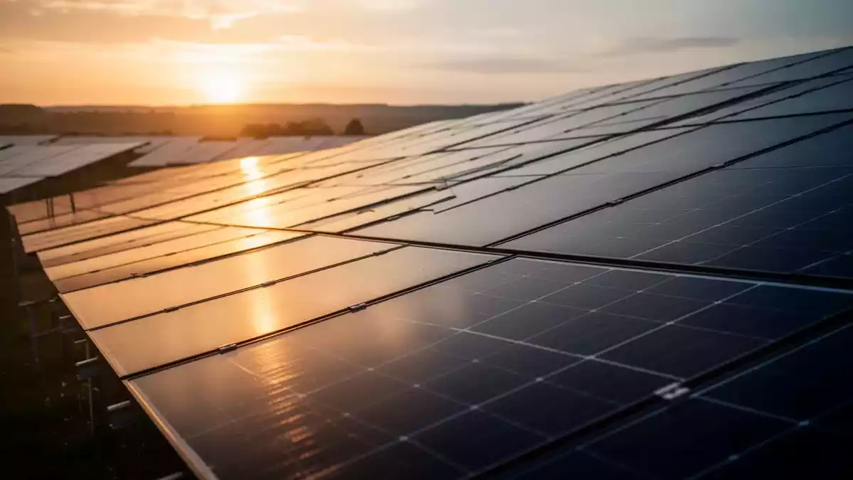 Invesco Solar ETF unter Druck: US-Zölle treiben Modulpreise nach oben
