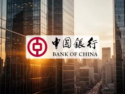 Moderne Glasfassade eines Bankgebäudes bei Sonnenuntergang als Symbol für den Finanzsektor. - Foto: über boerse-global.de