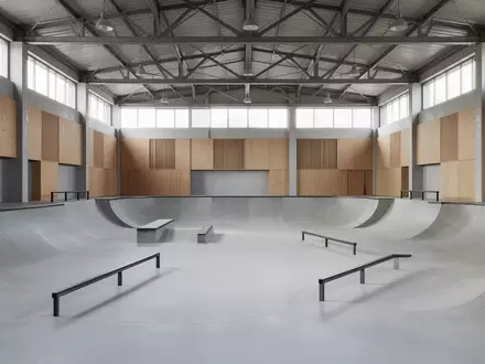 Leere Skatehalle mit Betonrampen und Stahlträgern in einem modernen, hellen Innenraum. - Foto: über boerse-global.de