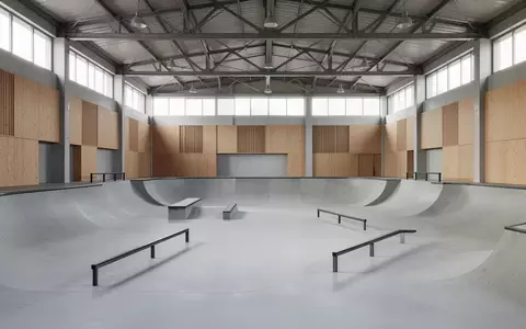 Leere Skatehalle mit Betonrampen und Stahlträgern in einem modernen, hellen Innenraum. - Foto: über boerse-global.de