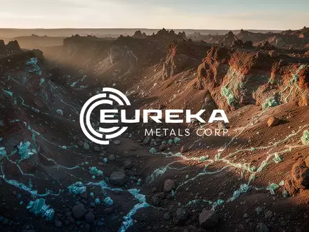 Geologische Felsformationen und mineralreiche Erdschichten in einer weitläufigen, rauen Landschaft bei Sonnenuntergang. - Foto: über boerse-global.de