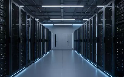 Moderne, aufgeräumte Serverlandschaft in einem klimatisierten Technikraum mit bläulicher Beleuchtung. - Foto: über boerse-global.de