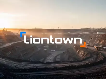 Weitläufige, moderne Lithium-Mine in einer industriellen Landschaft bei Sonnenaufgang. - Foto: über boerse-global.de