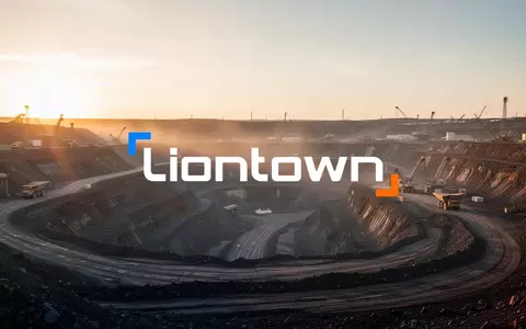 Weitläufige, moderne Lithium-Mine in einer industriellen Landschaft bei Sonnenaufgang. - Foto: über boerse-global.de