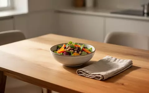Eine minimalistisch gedeckte Holztafel mit einer frischen Bowl, aufgenommen in hellem, natürlichem Tageslicht. - Foto: über boerse-global.de