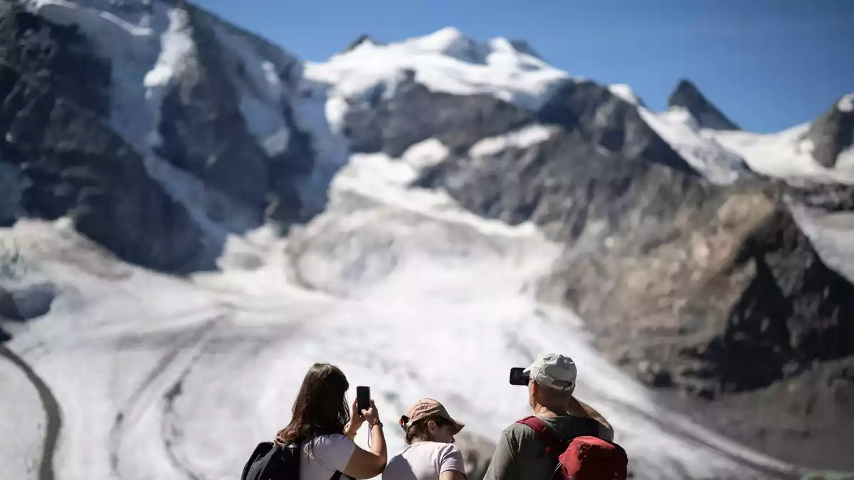 Es war das zweitschlimmste Jahr seit Beginn der Messungen für die Schweizer Gletscher (Archivbild) - Bild: Gian Ehrenzeller/KEYSTONE/dpa