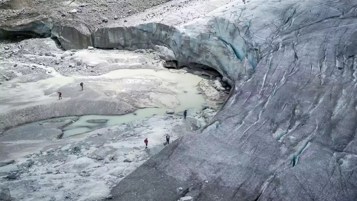 Der Schneemangel im vergangenen Winter und die große Hitze im Sommer haben für die Alpengletscher dramatische Folgen. - Bild: Kay Nietfeld/dpa