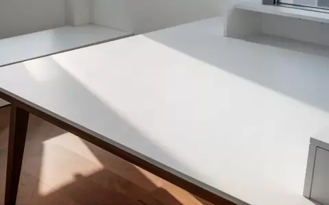Ein minimalistischer, leerer Arbeitsplatz mit hellem Holz und weichem Tageslicht, der eine Atmosphäre des Übergangs und der Vorbereitung vermittelt. - Foto: über boerse-global.de